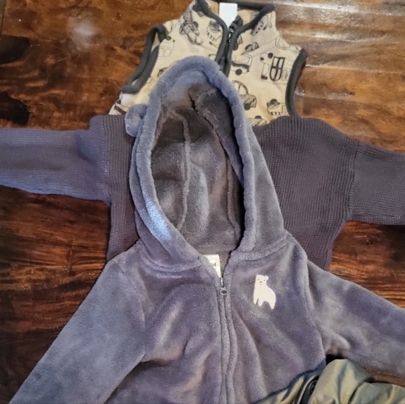 LOT OF 4 PCS BOYS (3) FULL-ZIP HOODED JACKETS (1) VEST ALL SZ 12 MONTH EXC COND - Picture 7 of 10